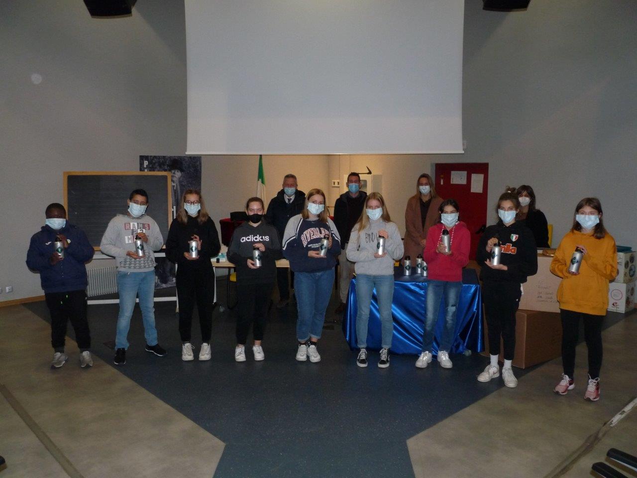 Un dono green per Natale: borracce riutilizzabili agli studenti dei tre istituti scledensi