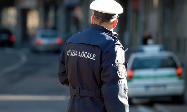 La compagna prende la multa, lui insulta i Vigili via social: risarcimento di 15mila euro