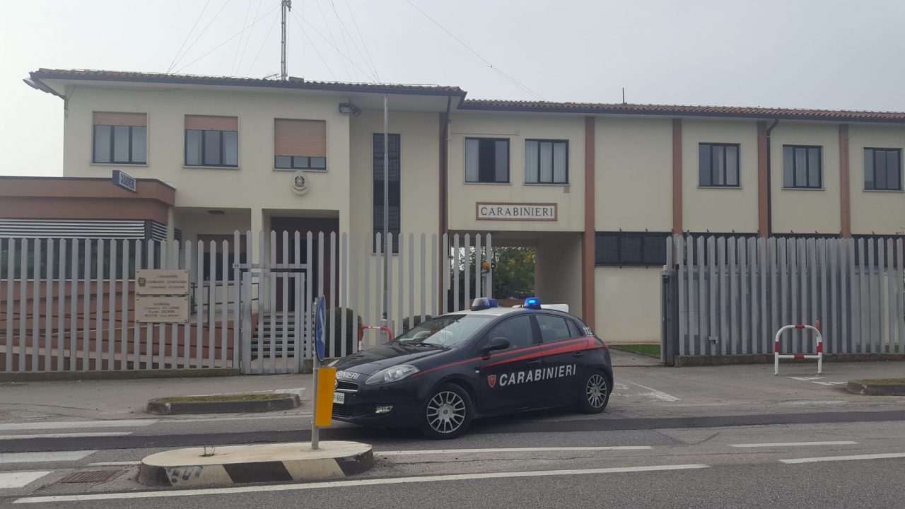 Minaccia per giorni la figlia e poi tenta di entrare in casa della ex moglie, arrestato