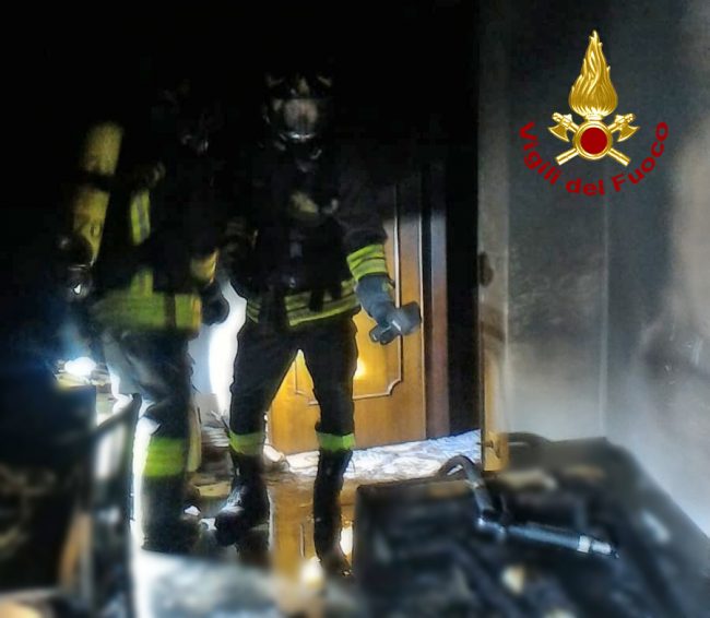 Tragedia sfiorata a Valstagna, appartamento in fiamme: 66enne salvata dai Vigili del fuoco. Era svenuta