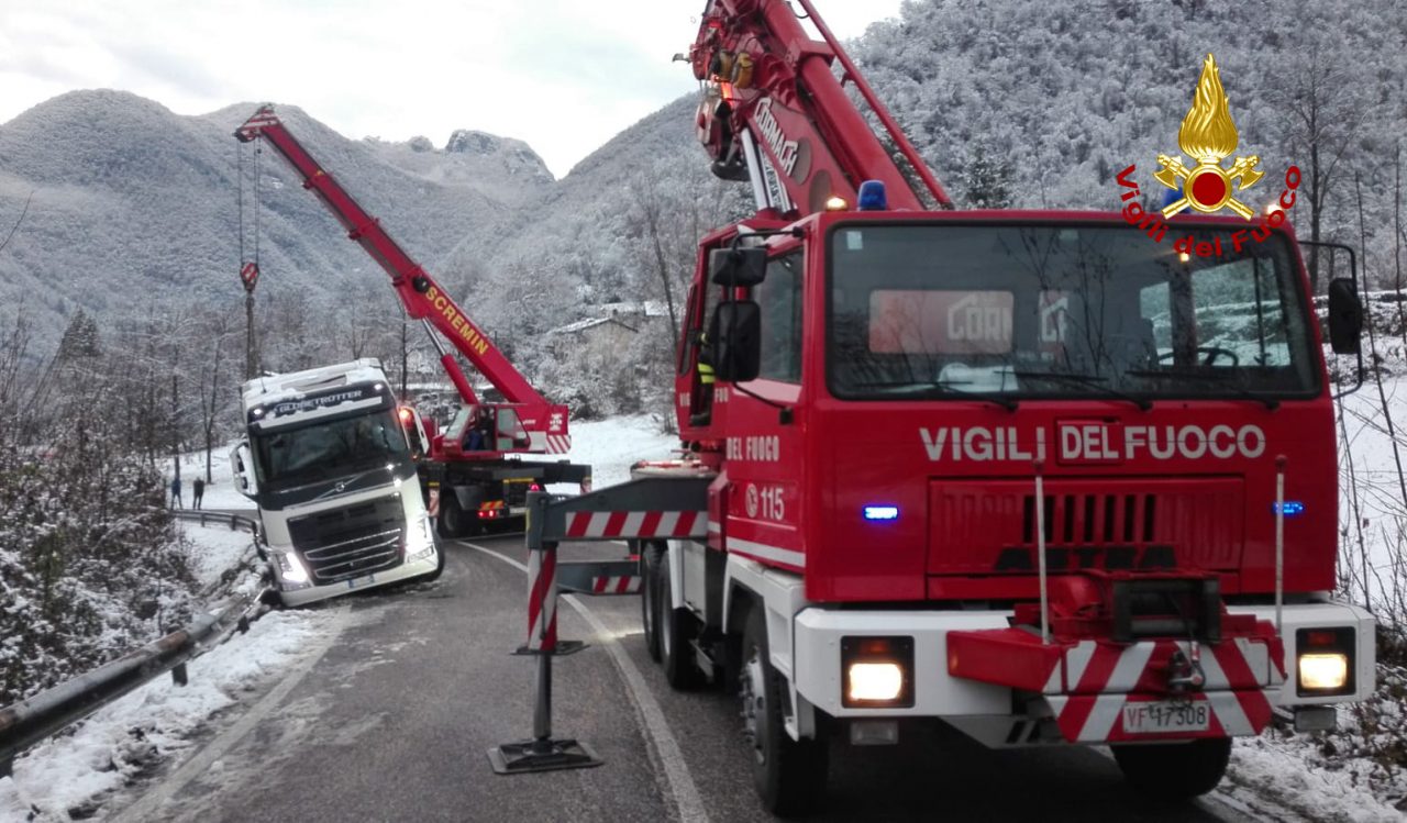 Camion in bilico a bordo strada tra Arsiero e Posina: recuperato con l'autogrù