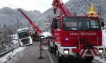 Camion in bilico a bordo strada tra Arsiero e Posina: recuperato con l'autogrù