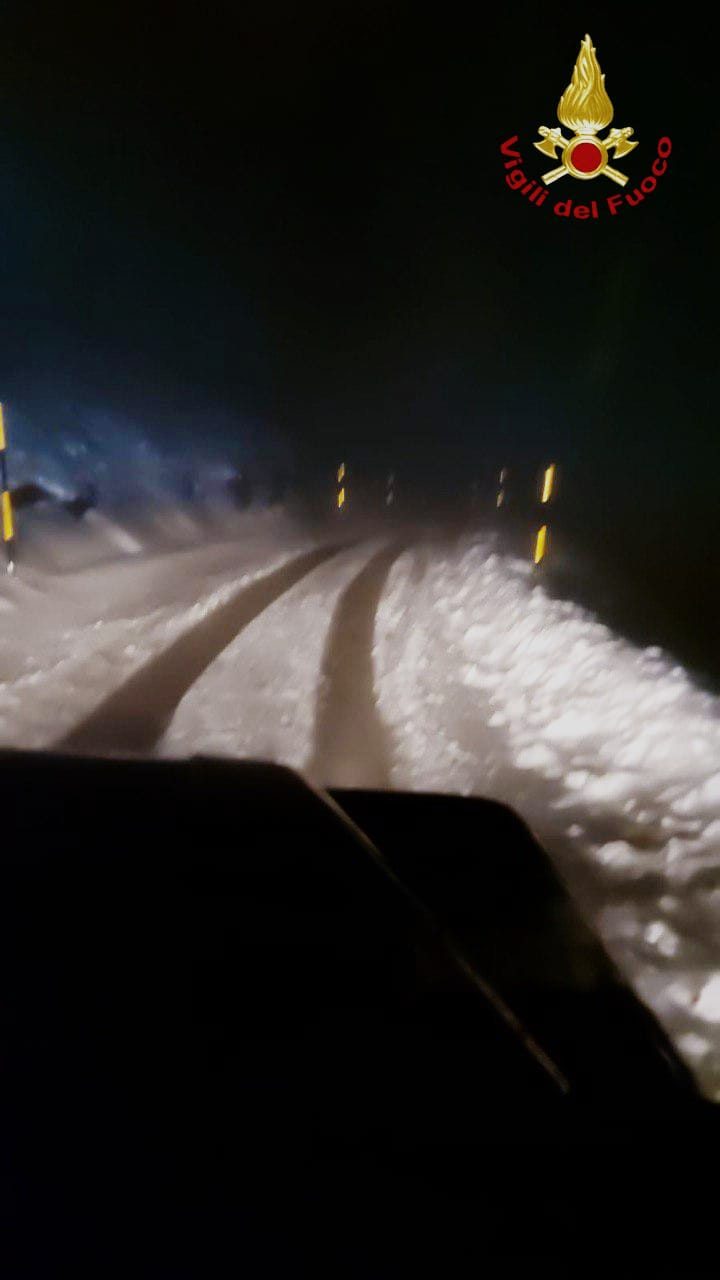 Intrappolati in auto sotto la tormenta di neve, giovani salvati dai Vigili del fuoco