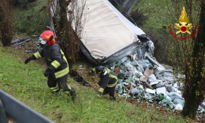 Spaventoso incidente sulla A4, Tir finisce in un fossato