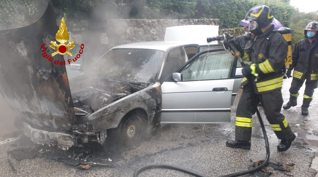 Incendio auto ad Arzignano: conducente in salvo mentre la vettura prende fuoco