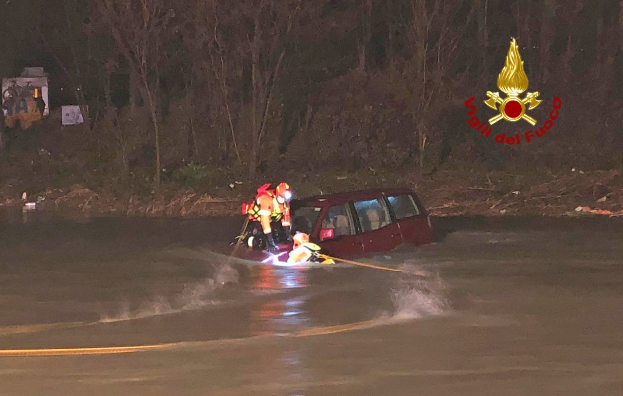 Tenta di attraversare il torrente con l’auto, ma rischia di annegare: salvato dai Vigili del fuoco – VIDEO e FOTO