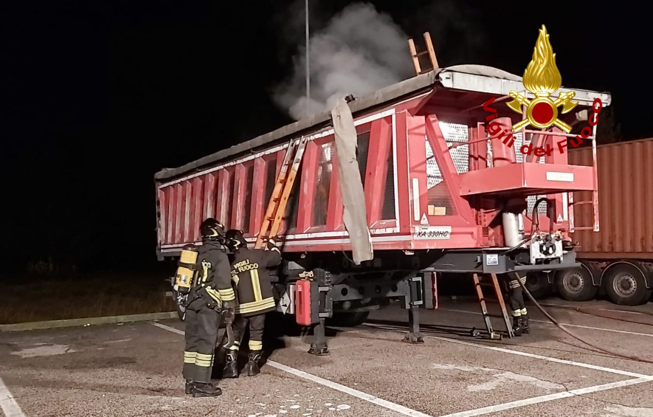Camion carico di batterie esauste prende fuoco in una stazione di servizio