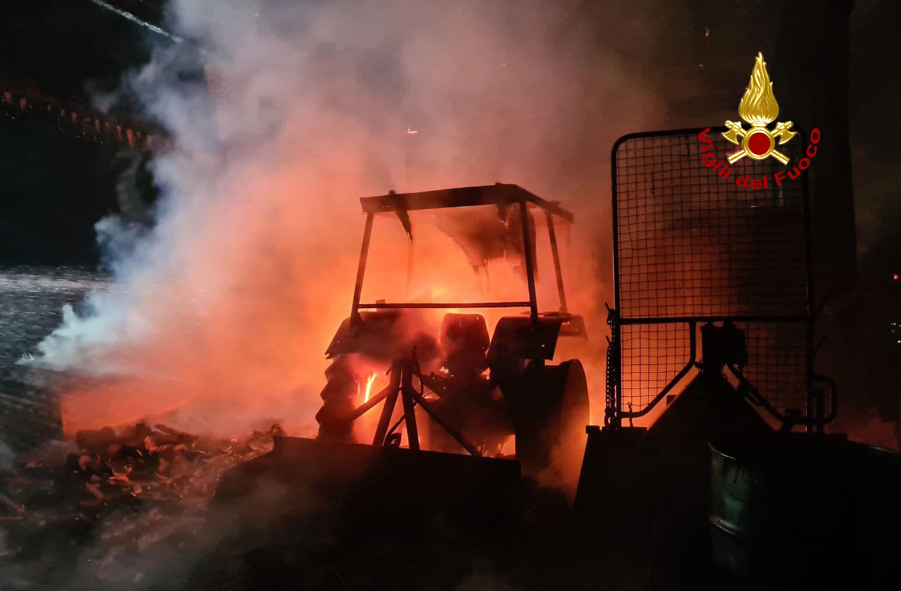 Incendio ad Altavilla Vicentina: in fiamme diversi mezzi tra cui dei trattori FOTO