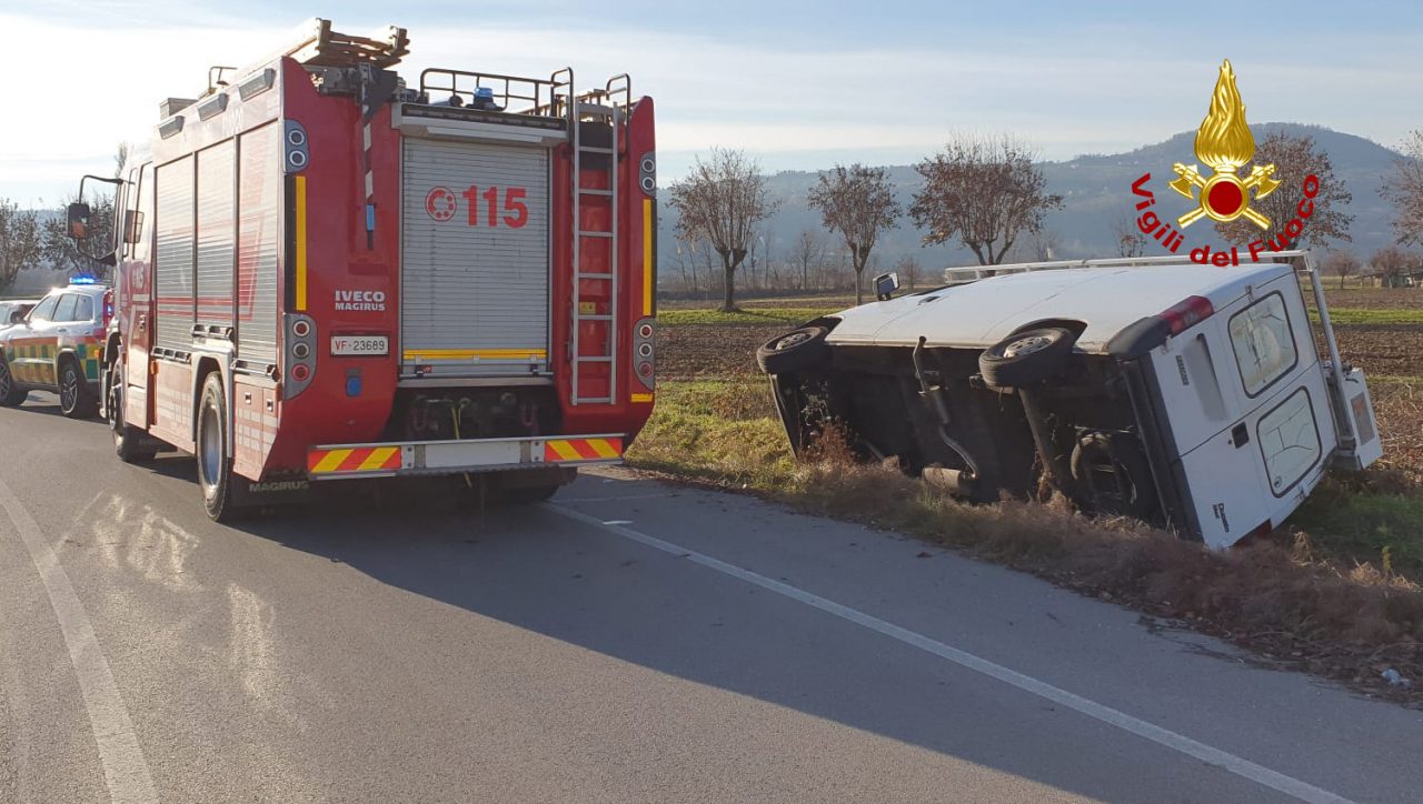 Incidente a Costabissara, furgone finisce nel fossato: passeggero ferito