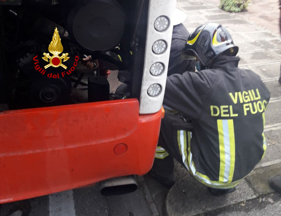 Principio d’incendio al pullman, l’autista spegne le fiamme con l’estintore