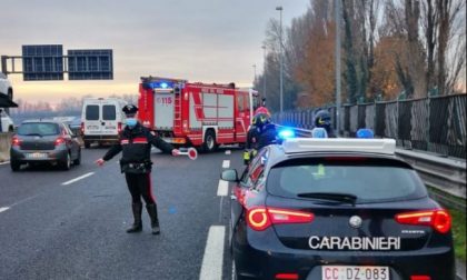 Auto ribaltata in tangenziale a Padova, traffico in tilt: coinvolto camionista vicentino