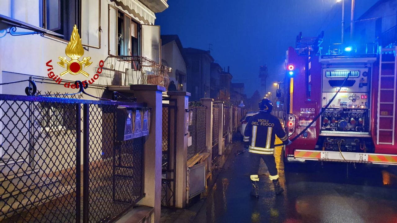 Incendio a Vicenza, palazzina evacuata: anziana in salvo – FOTO