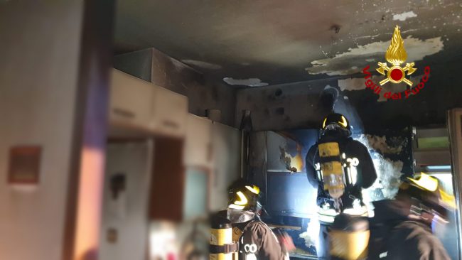 Incendio a Vicenza, palazzina evacuata: anziana in salvo - FOTO