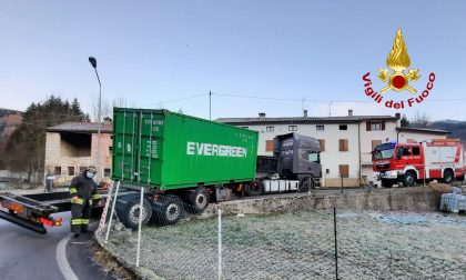 Rimorchio finisce fuori strada, traffico in tilt