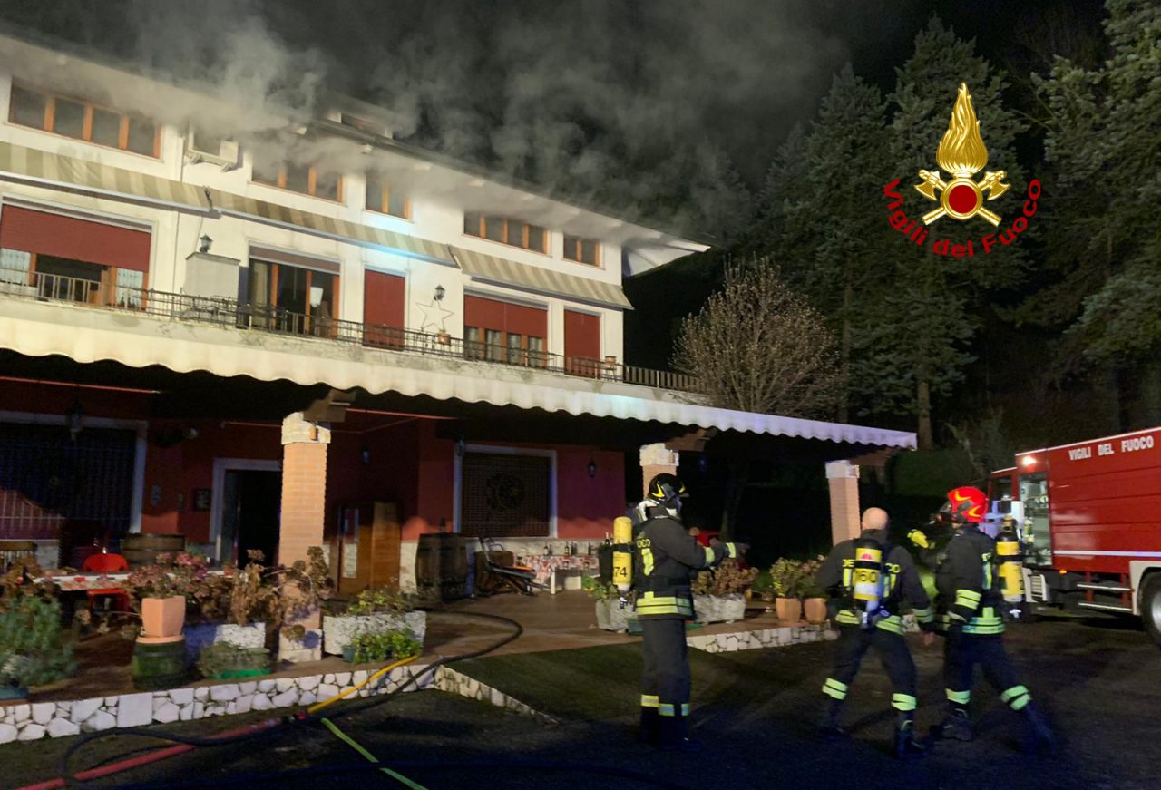 Fiamme nel sottotetto, appartamento rischia di essere divorato da un incendio – GALLERY