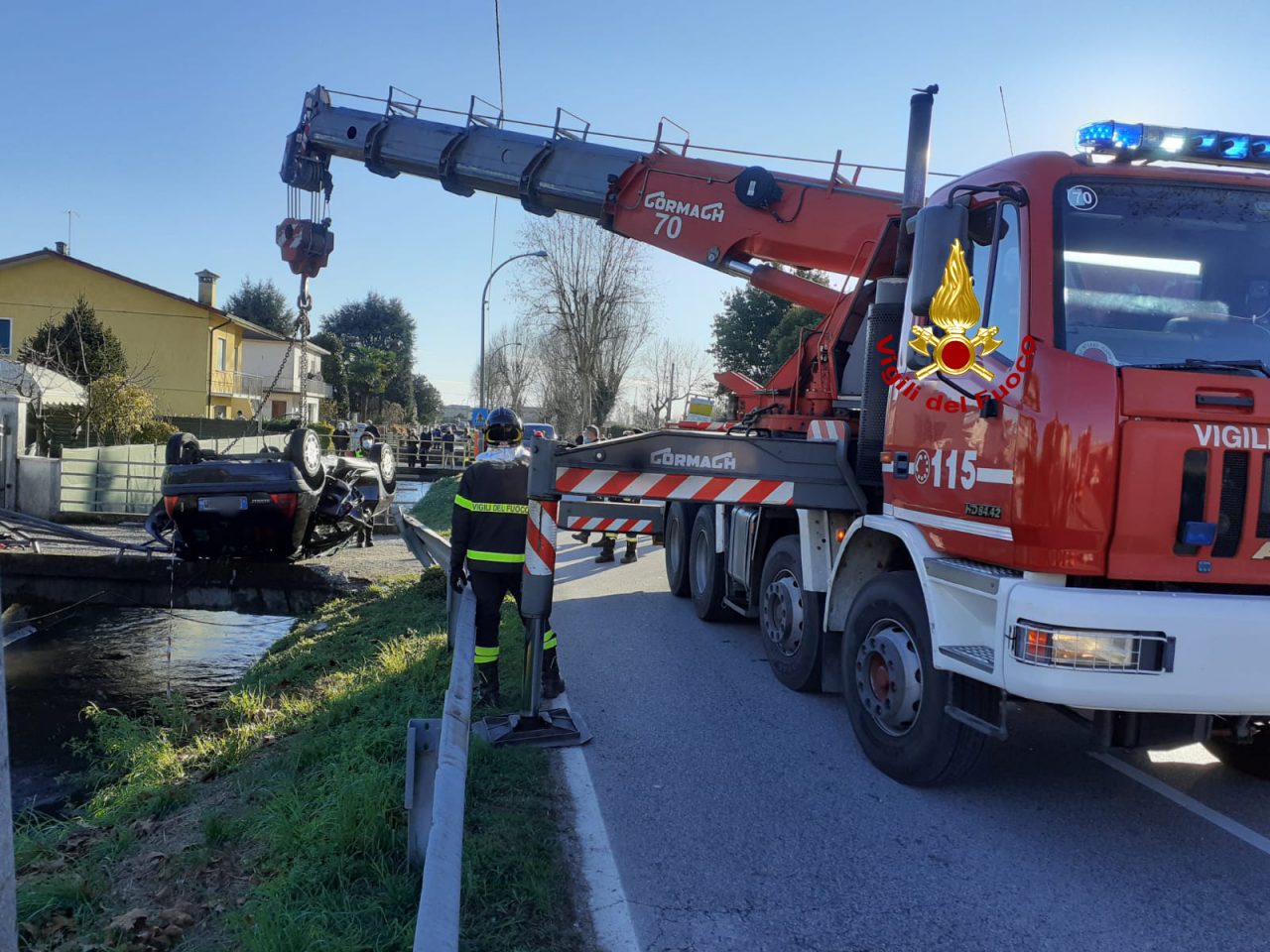 Auto rovesciata sotto il ponte di un canale: donna salvata dai residenti – FOTO