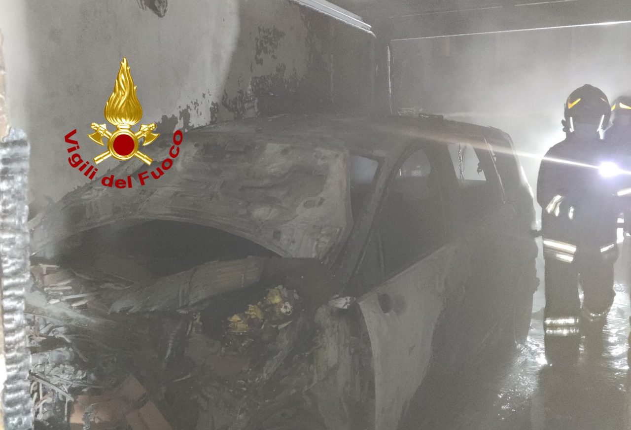 Incendio in un garage, a fuoco automobile e ciclomotore