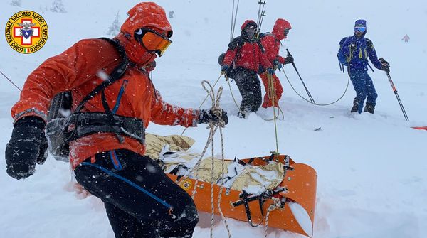Cima Larici, scialpinista infortunato recuperato dal Soccorso Alpino: è un 46enne di Schio