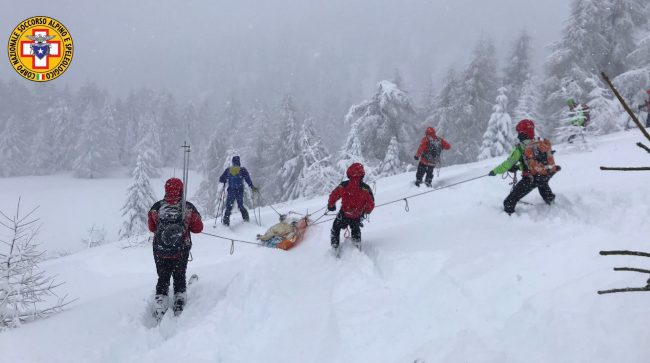 Cima Larici, scialpinista infortunato recuperato dal Soccorso Alpino: è un 46enne di Schio