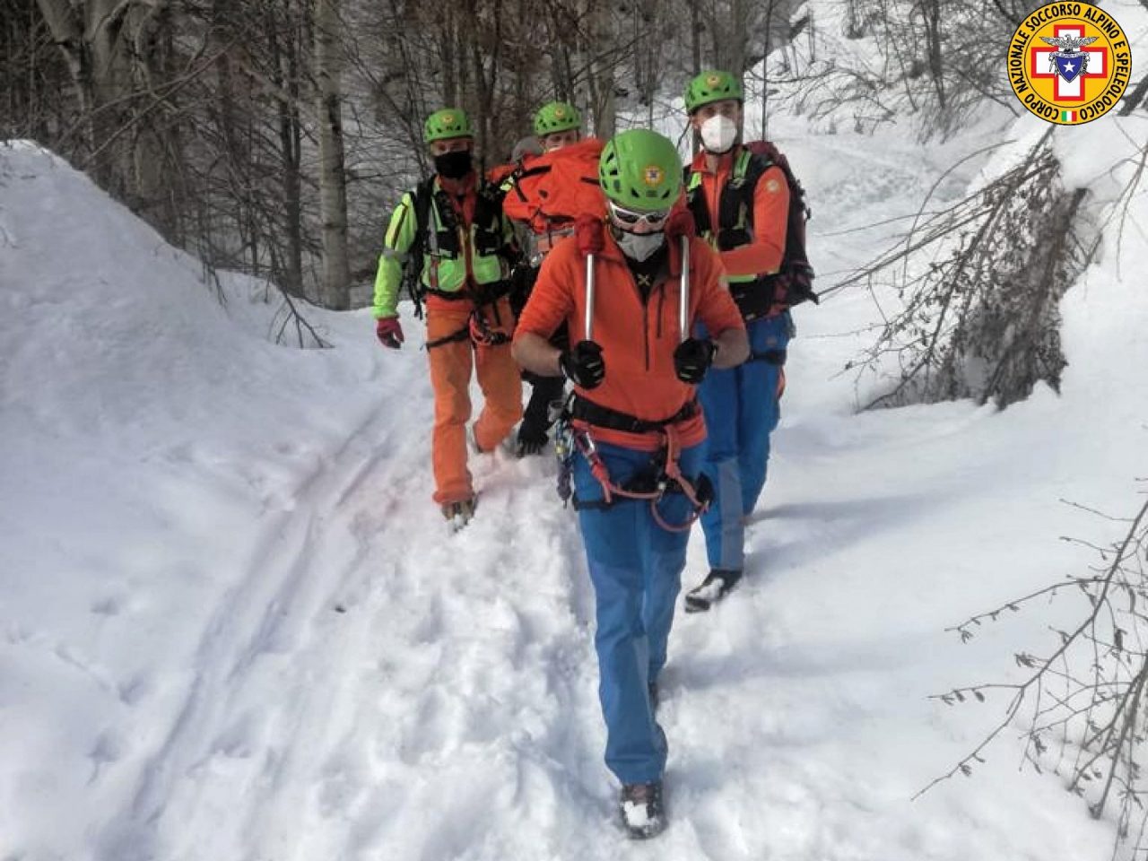 Scivola sulla neve ghiacciata di una scarpata, infortunato bambino di 10 anni