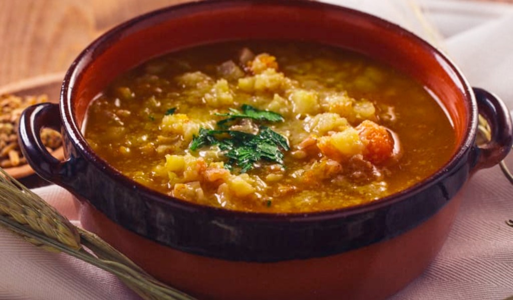 Intossicato dal botulino dopo aver mangiato una zuppa di farro scaduta