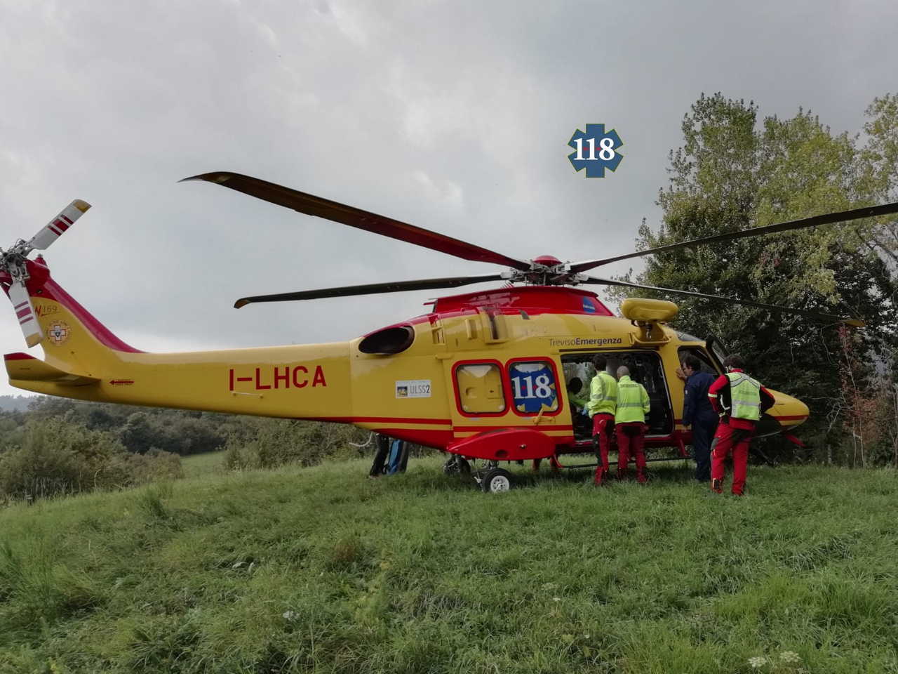 Ciclista travolto dalla caduta di un albero finisce all’ospedale
