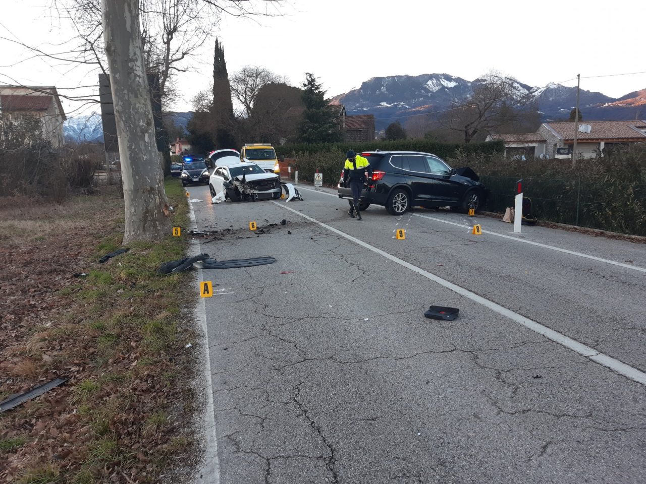 Perde il controllo dell’auto e si schianta contro un albero, carambola su un’altra vettura: 32enne ferito