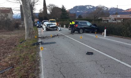 Perde il controllo dell'auto e si schianta contro un albero, carambola su un'altra vettura: 32enne ferito