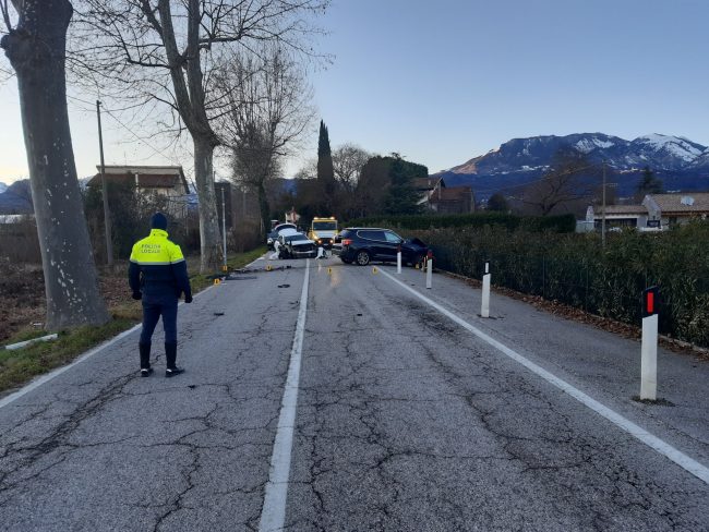 Perde il controllo dell'auto e si schianta contro un albero, carambola su un'altra vettura: 32enne ferito