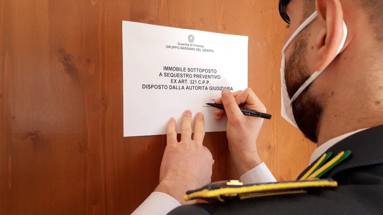 Fatture false nel commercio all’ingrosso di abbigliamento: due denunce e oltre 3,5 milioni di euro sotto sequestro