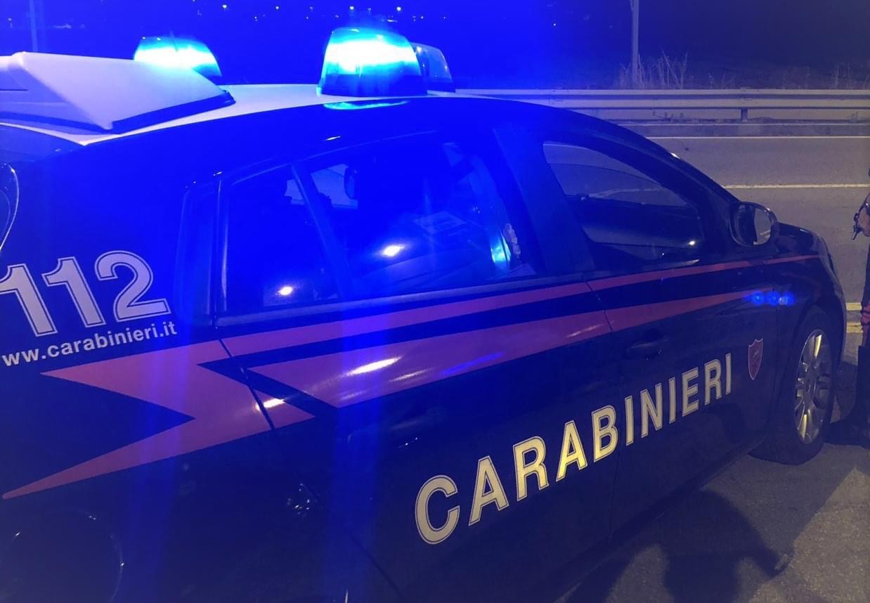 Ubriaco fradicio si arrampica sul monumento in piazza a Schio e insulta i passanti