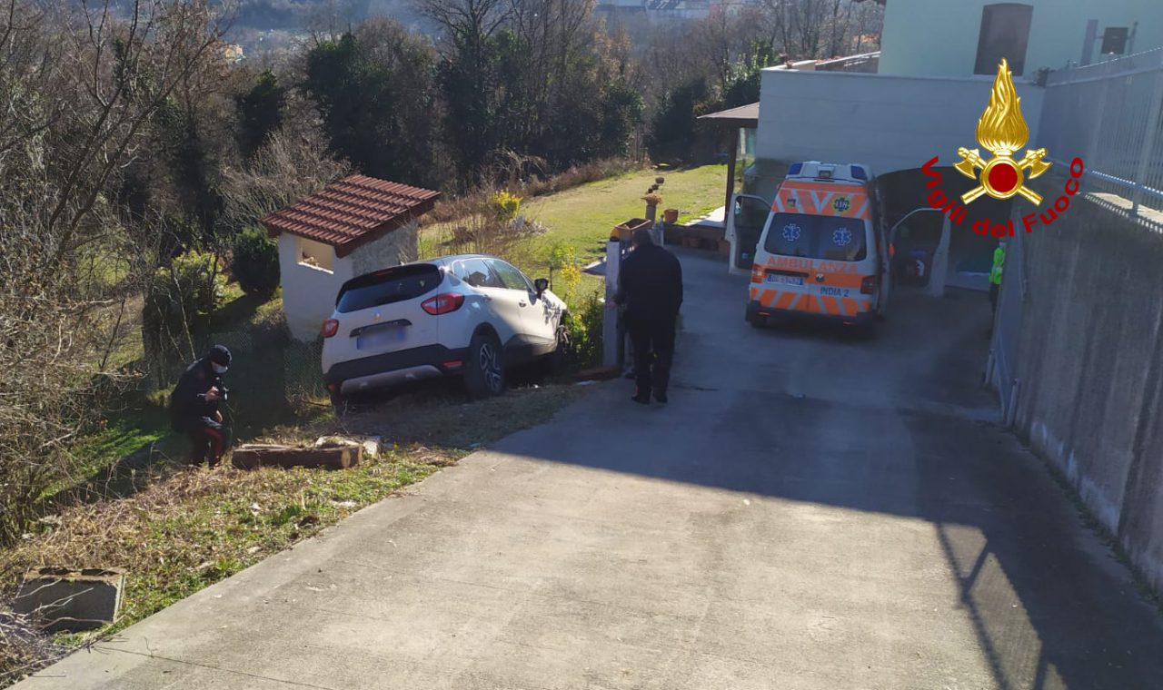 Parcheggia sul ciglio della strada ma l’auto lo travolge, morto un 69enne