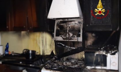 Principio d'incendio in cucina, appartamento invaso dal fumo: 30enne gravemente intossicato