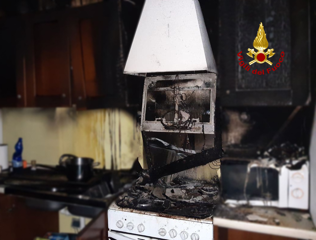 Principio d’incendio in cucina, appartamento invaso dal fumo: 30enne gravemente intossicato