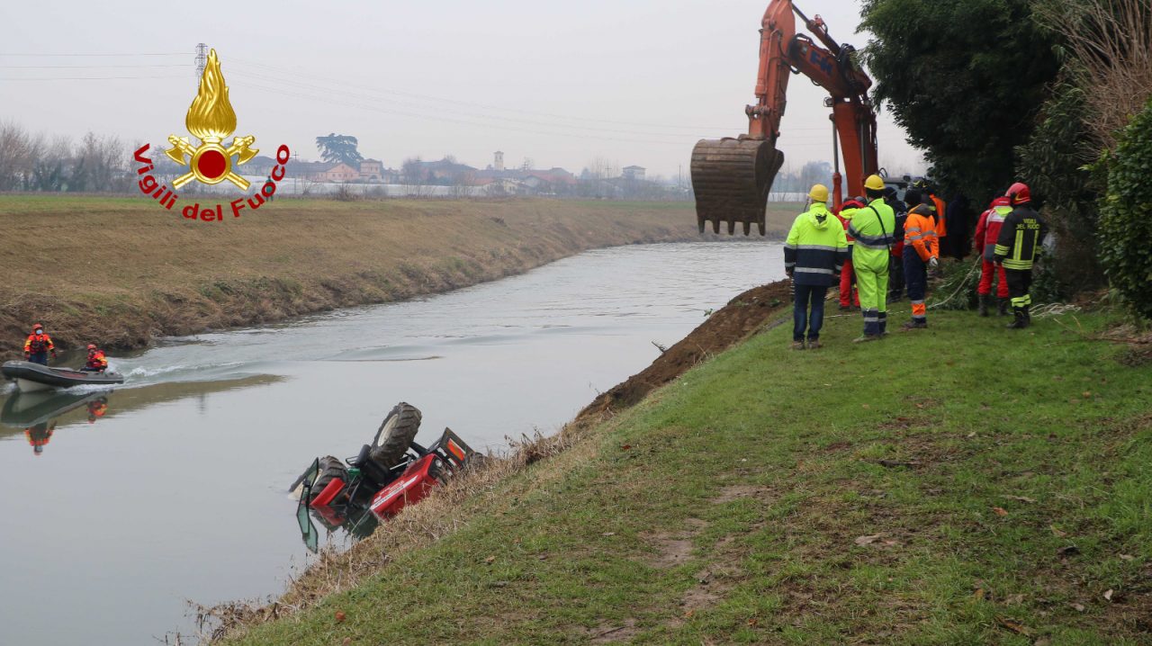 Riviera Berica Vicenza, trattore finisce nel Bacchiglione mentre sfalcia l’argine: recuperato dai Vigili del fuoco