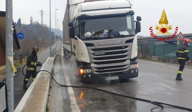 Montorso Vicentino, principio d'incendio a un camion: intervengono i Vigili del fuoco