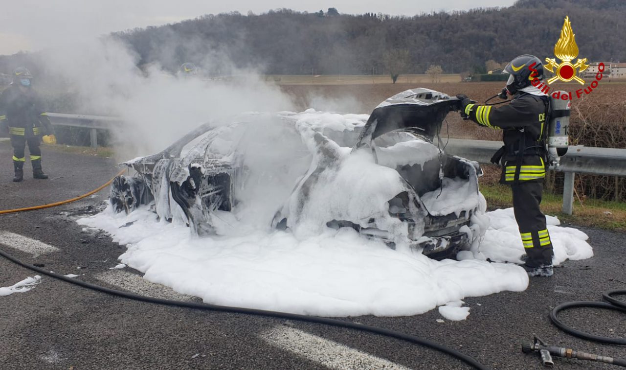 Si accorgono che l’auto ha un problema, accostano in autostrada e la berlina prende fuoco