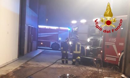 Bancali di legno in fiamme fuori dall'azienda: incendio domato dai Vigili del fuoco