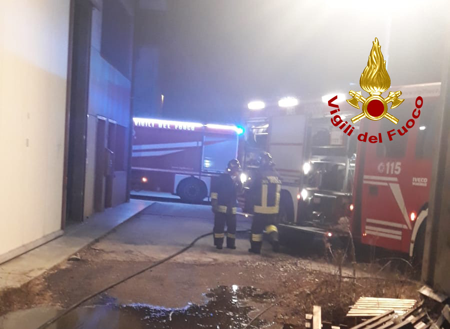 Bancali di legno in fiamme fuori dall’azienda: incendio domato dai Vigili del fuoco