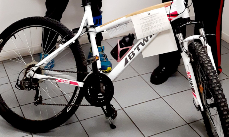 Addetti alle luminarie ladri, prima “accendono” il Natale e poi rubano una bici