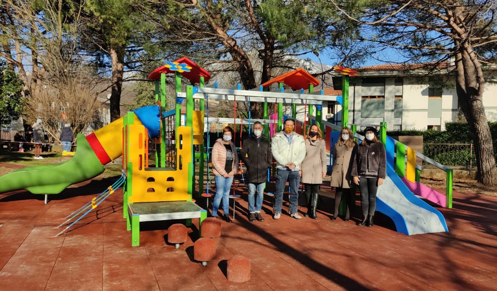 Per i bambini della scuola d’infanzia Santissima Trinità arriva una nuova giostra