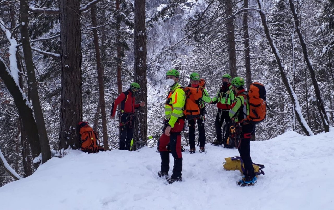 Monte Grappa, scivola per 200 metri in un canale: escursionista vicentino “miracolato”