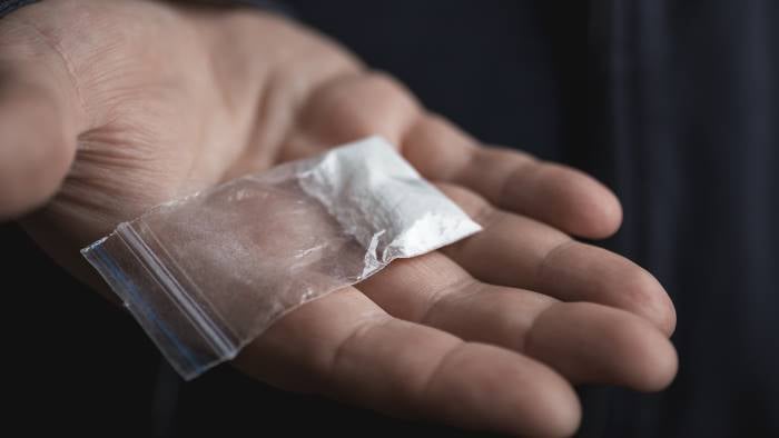 Lancia dalla bici tre involucri di cocaina: intercettato e segnalato dalle Volanti