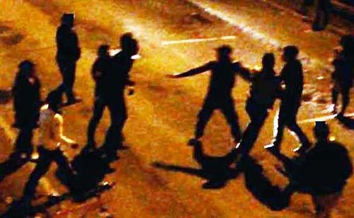 Apprezzamenti per una ragazza, scoppia la lite: erano tutti senza mascherina