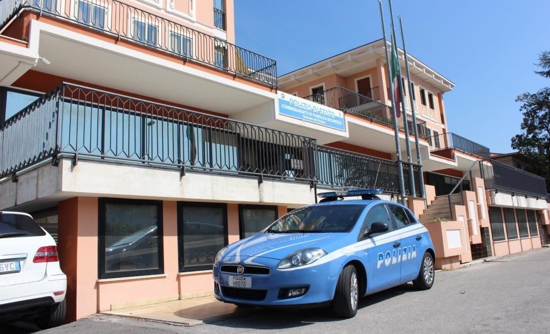 Picchia la compagna e devasta l’albergo, poi assale pure i poliziotti