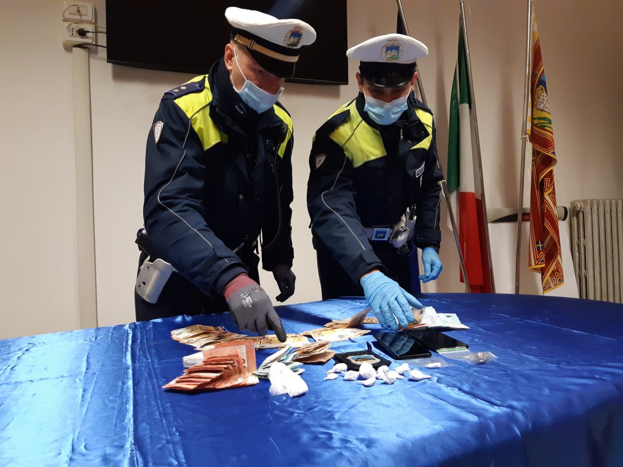 Pusher vicentino arrestato grazie al cane antidroga Ronnie: ingoia la cocaina e finisce all’ospedale