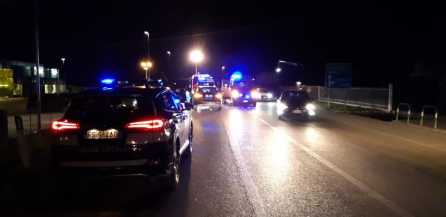 Mancata precedenza fuori dal Prix, auto finisce nel canale di scolo: due feriti e un patente ritirata