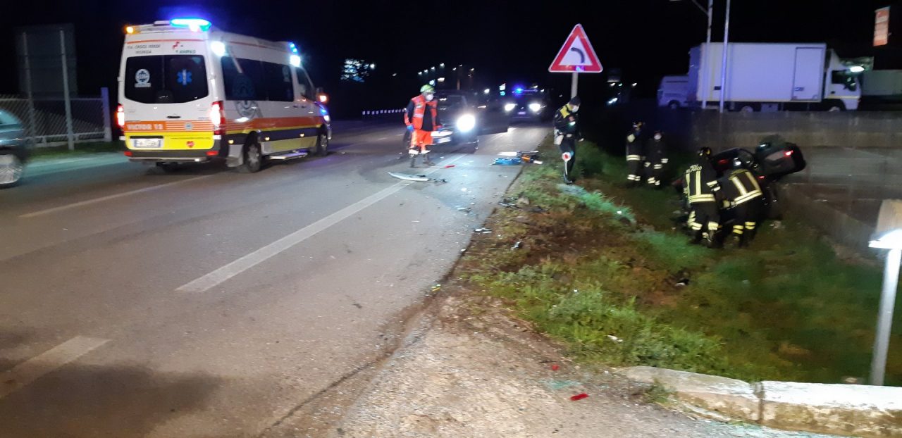 Mancata precedenza fuori dal Prix, auto finisce nel canale di scolo: due feriti e un patente ritirata