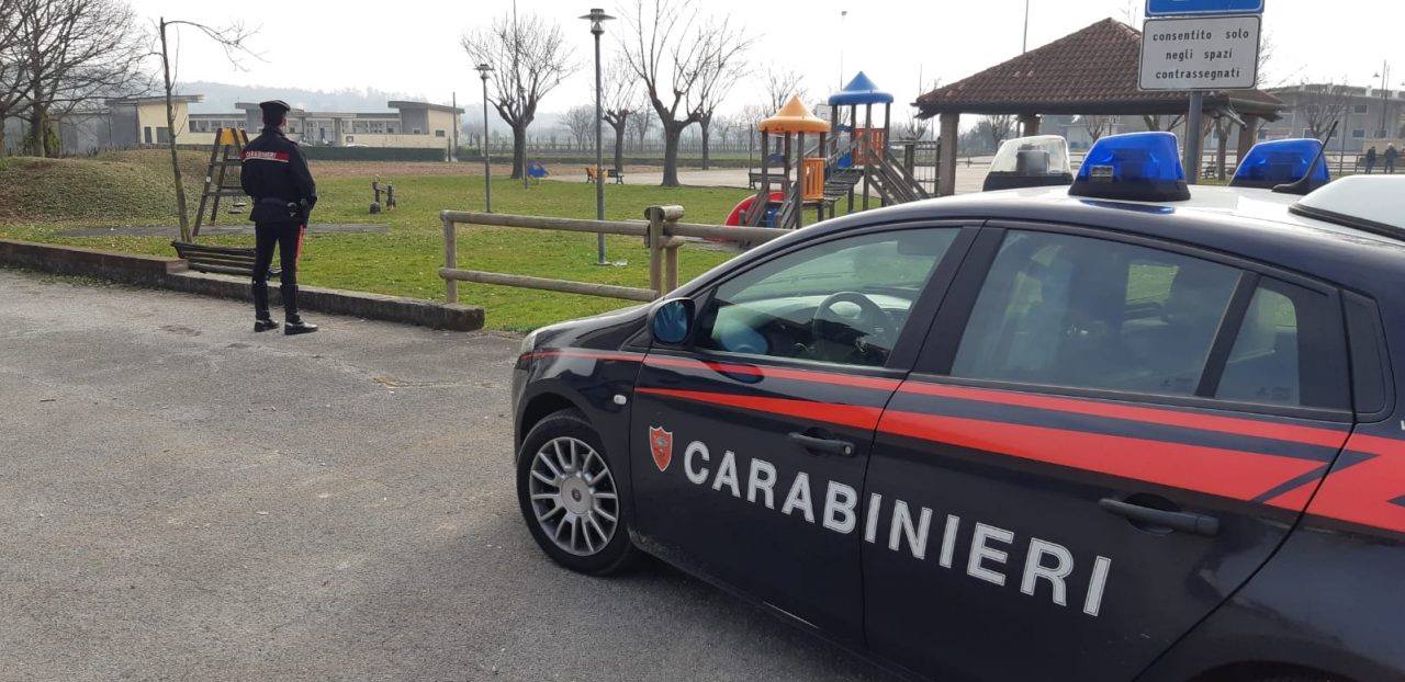 Si abbassa i pantaloni e inizia a masturbarsi al parco giochi davanti alle ragazzine