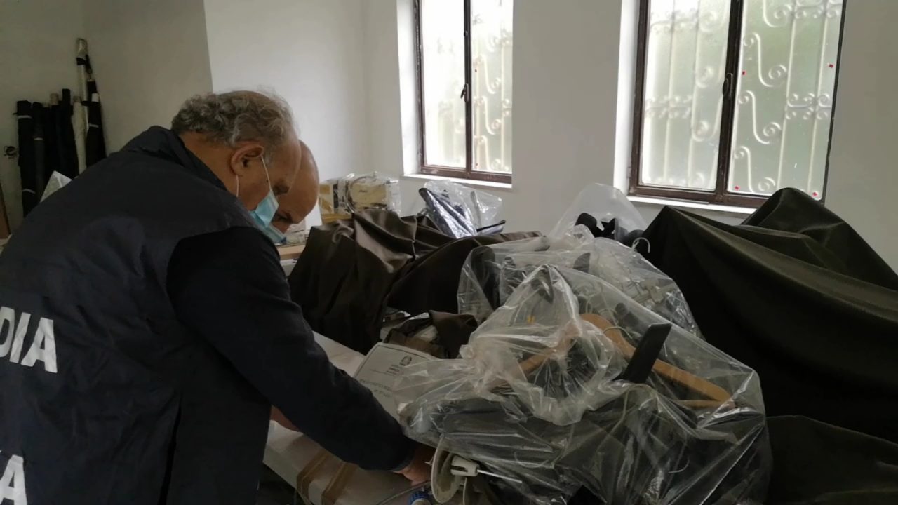 Imprese “apri e chiudi”, indagati tre cittadini cinesi